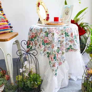 Vintage csipkés, virágos töredékek, széle fodros terítő, kis kerek asztal, étkező asztal, fotó háttér ruhával